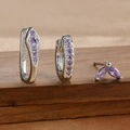 Detaillierte Makroansicht von S925 Sterlingsilber Ohrringen mit violetten Zirkonia Steinen - Dreiteiliges Set / Silber-Lila