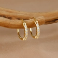 Elegantes pendientes de aro dorados con siete circonitas blancas sobre rama de madera vintage - Dorado Blanco