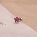 Orecchino a fiore per cartilagine in acciaio inox con pietre di zircone rosso rosato - Stile Fiore Rosso Rosa (E1078) / Argento