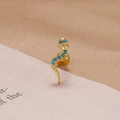 Dettaglio di un orecchino a serpente dorato con perline turchesi e chiusura a vite a sfera - Stile Serpente (E1240-7) / Oro