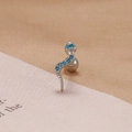Dettaglio macro dell'orecchino a serpente in argento con pietre preziose blu intarsiate - Stile Serpente (E1240-7) / Argento