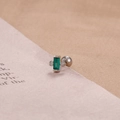 Dettaglio dell'orecchino in argento con zircone smeraldo e chiusura a sfera a vite - Stile Gemma Verde Rettangolare (E1357-3) / Argento