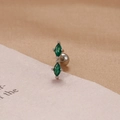 Dettaglio macro di orecchino in argento con zircone verde e chiusura a sfera a vite - Stile Doppia Marquise Verde (E1357-5) / Argento