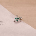 Dettaglio macro di orecchino a fiore in acciaio con zirconi verdi e bianchi eleganti - Stile Petalo Tricolore (E1357-7) / Argento