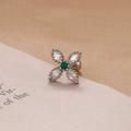 Dettaglio macro di orecchino a perno in acciaio con fiori di zircone su sfondo rosa - Stile Fiore a Quattro Petali (E1357-8) / Argento