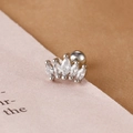 Makro-Detail des silbernen Kronen-Ohrsteckers mit fünf Marquise-Zirkonia-Steinen - Marquise-Krone / Silber