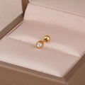 Gros plan détaillé d'une puce d'oreille dorée avec cristal et fermoir à boule vissée - Clou d'Oreille Zirconium Blanc / Or Blanc