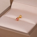 Vue macro d'un clou d'oreille en acier doré serti d'un oxyde de zirconium rose - Clou d'Oreille Zirconium Rose / Or Rose