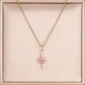 Dettaglio macro della collana stella polare in oro 14K con gemma rosa e zirconi - Viola Oro