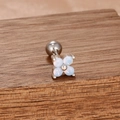 Vue macro de boucles d'oreilles géométriques en argent avec quatre pierres œil de chat - Style de Fleur à Quatre Pétales en Opale Bleu Clair (60137-4-Argent Bleu)