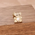 Vue macro de la boucle d'oreille ours dorée avec zircone et pierre centrale en forme de cœur - Style Ours Coeur avec Zirconium Micro-Incrusté (60153-12-Or Blanc)