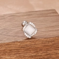 Détail de boucles d'oreilles opale carrée avec zircons sur une texture en bois - Style Micro-Pavé avec Oeil de Chat Carré (60155-14-Argent Blanc)