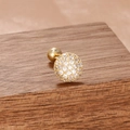Détail macro de boucle d'oreille dorée avec pavage de zircones et fermoir à vis sur bois - Style Pavé de Diamants Hémisphérique (60156-2-Or Blanc)