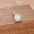 Vue macro d'une boucle d'oreille géométrique en argent avec zircons étincelants pavés - Style Pavé de Diamants Hémisphérique (60156-2-Argent Blanc)