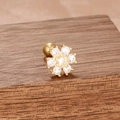 Vue détaillée d'une boucle d'oreille fleur dorée avec sept zircons et fermoir à vis - Style de Fleur à Six Pétales en Zirconium Blanc (E1171-Or Blanc)