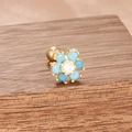 Vue détaillée de boucles d'oreilles fleur avec perles opale bleu ciel et fermoir à vis doré - Style de Fleur à Six Pétales en Pierre Bleu Ciel (E1171-Or Bleu)