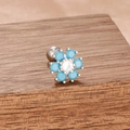 Gros plan détaillé d'une boucle d'oreille fleur argentée avec pierres bleu ciel - Style de Fleur à Six Pétales en Pierre Bleu Ciel (E1171-Argent Bleu)