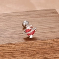 Détail de la boucle d'oreille Saturne avec opale rouge sur surface en bois texturé - Style Planète Saturne avec Pierre Rouge (Y26505-Argent Rouge)
