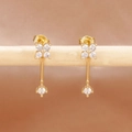 Detalle de pendientes dorados con flores de circón colgados en soporte de madera - Estilo de Flor de Cuatro Pétalos (Y26501) / Dorado Blanco