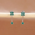 Primer plano de pendientes de trébol de cuatro hojas con piedras verdes en soporte de madera - Estilo de Flor de Cuatro Pétalos (Y26501) / Plateado Verde