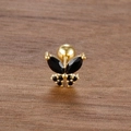 Primer plano de piercing de mariposa dorada con gemas negras y cierre de bola roscada - Dorado-Negro (Solo)