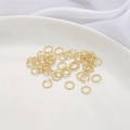 Gros plan d'anneaux de jonction torsadés plaqués or 14K pour la création de bijoux DIY - 6mm (20 Pièces) / Plaqué Or 14K