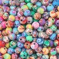 Nahaufnahme bunter Fimo-Rundperlen mit Blumenmuster für die DIY-Schmuckherstellung - 6mm Perle / 30er Pack / Mehrfarbig