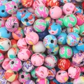 Nahaufnahme bunter runder Polymer-Ton-Perlen mit Blumenmustern für DIY-Schmuckherstellung - 8mm Perle / 30er Pack / Mehrfarbig