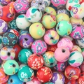 Detailaufnahme bunter Polymer-Ton-Perlen mit Blumenmuster für DIY-Schmuck und Bastelarbeiten - 10mm Perle / 20er Set / Mehrfarbig