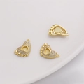 14K vergoldeter Babyfuß-Anhänger mit Zirkonia-Besatz und Herz-Detail für Ketten - Pfoten-Stil (10x15mm)