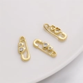 Drei 14K vergoldete Sicherheitsnadel-Anhänger mit funkelnden Zirkonia-Herz-Akzenten - Nadel-Stil (8x22mm)