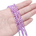 Makro-Detail von lila Perlmuttschalen-Perlen mit irisierendem Glanz für DIY-Schmuck - 3x5mm (ca. 80 Stück/Packung) / Lila