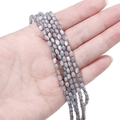 Makroaufnahme von 3 mm grauen ovalen Süßwassermuschelperlen mit Perlglanzeffekt - 3x5mm (ca. 80 Stück/Packung) / Grau