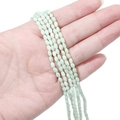 Dettaglio di perle di riso in conchiglia verde chiaro da 3mm per gioielli fai da te - 3x5mm (circa 80 pezzi/confezione) / Verde chiaro