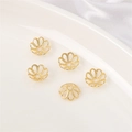 Cinque coppette a fiore traforate placcate oro 14K per creazione di gioielli fai-da-te - Stile Petalo 2 / 10 Pezzi/Confezione (Apertura 1mm) / Placcato Oro 14K