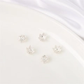 Cinque copriperle a fiore d'argento per gioielli fai da te su seta bianca - Stile Petalo 16 / 10 Pezzi/Confezione (Apertura 1mm) / Argento