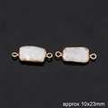 Connettore rettangolare dorato 10x23mm irregolare con intarsio in madreperla bianca - Stile Piastra Quadrata Piccola Doppio Anello / 10x23mm (1 Pezzo/Confezione)