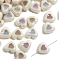 Gros plan de perles acryliques en forme de cœur avec fini nacré arc-en-ciel pour bijoux - Blanc Avec Cœur Café