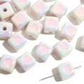 Vue macro de perles cubes en acrylique blanc iridescent avec cœur rose pour bijoux - Style Carré / 12mm (2 Pièces/Paquet) / Cube Blanc Cœur Rose