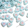 Détail macro de perles en cœur acrylique avec fini irisé et trou pour bijoux DIY - Bleu Avec Cœur Rose