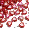 Gros plan de perles de cœur en acrylique colorées avec finition métallique pour bijoux DIY - Rouge avec coeurs blancs