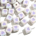 Gros plan de perles cubes en acrylique blanc nacré avec cœurs violets pour bijoux - Cube Blanc Cœur Violet