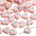 Détail macro de perles de cœur en acrylique rose pastel avec finition irisée et trou - Rose Avec Cœur Bleu