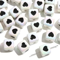 Gros plan de perles acryliques cubiques blanc nacré avec des motifs de coeurs noirs - Style Carré / 12mm (2 Pièces/Paquet) / Cube Blanc Cœur Noir