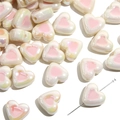 Vue détaillée des perles de cœur en acrylique irisées avec trous pour création de bijoux DIY - Blanc Avec Cœur Rose