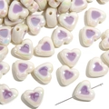 Détails macro de perles de cœur en acrylique avec centre violet et fini irisé pour bijoux - Blanc avec centre violet