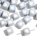 Gros plan de perles cubes en acrylique lilas avec motifs de cœur pour la création de bijoux - Style Carré / 12mm (2 Pièces/Paquet) / Cube Bleu Cœur Blanc