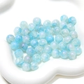 Vue macro de perles rondes en verre craquelé bleu clair pour la fabrication de bijoux DIY - Style n° 8 / 20 Pièces/Paquet (10mm, Trou de 1mm) / Rose bonbon