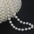 Dettaglio di perline in ABS bianco a doppia fila su rotolo per decorazioni nuziali fai da te - Catena di Perle Tonde Collegate Beige (8mm, Circa 17m/Rotolo)