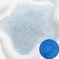 Détails macro de micro-perles de verre bleu iridescent pour loisirs créatifs DIY - Bleu gris
